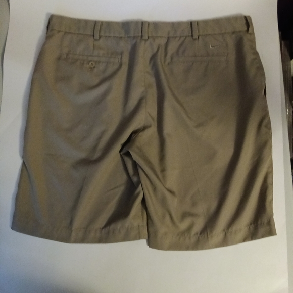 Mens Nike Golf Shorts Size 40 Tan - Picture 2 of 7